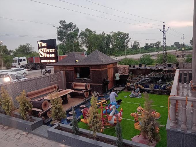 The Silver Spoon Hotel & Restaurant Būndi Exterior foto